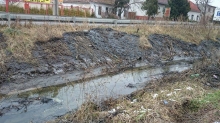 Mlynský náhon Maliny v meste prečisťujú